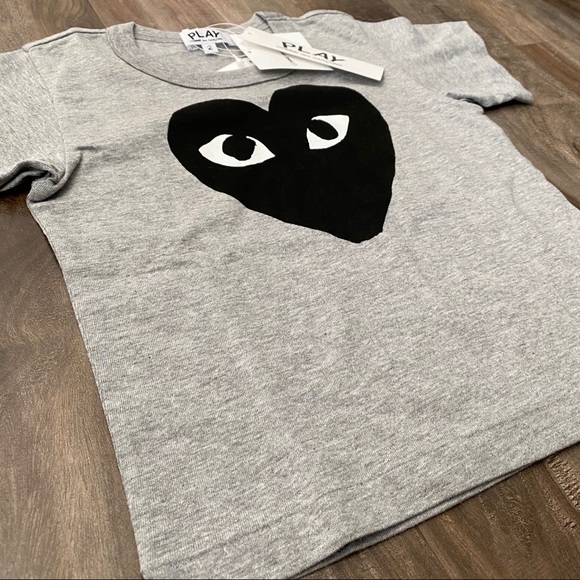 Comme des Garcons Play Kid’s Logo Tee In Grey - Picture 2 of 4